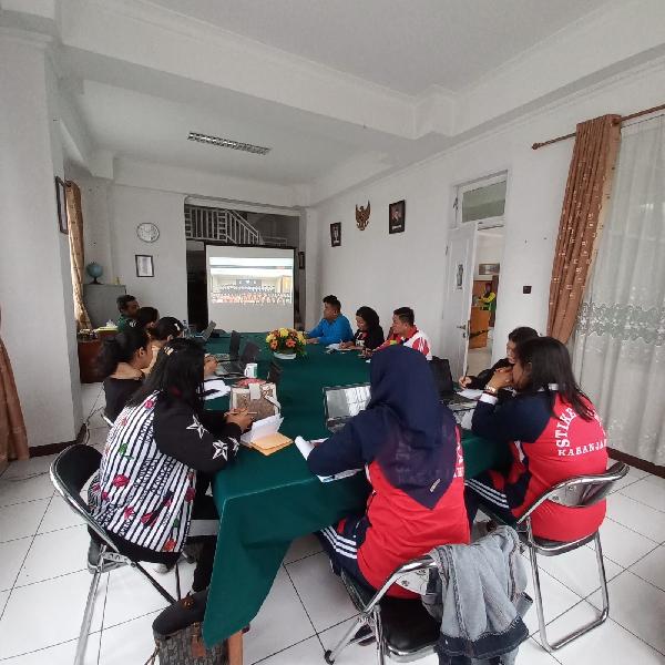 Pelatihan Web di STIKes Arta